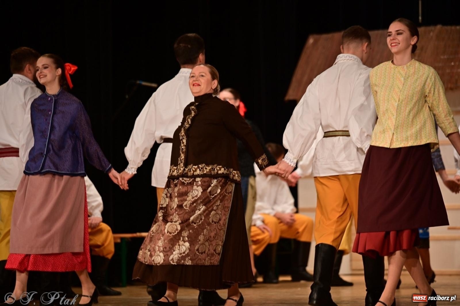 Zdjęcie w galerii na portalu naszraciborz.pl: Raciborzanie wystawili w RCK-u widowisko folklorystyczne Wesele wiadomości z regionu