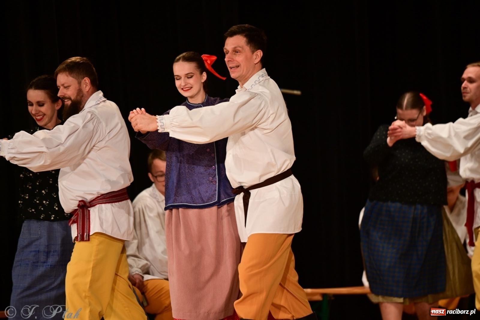 Zdjęcie w galerii na portalu naszraciborz.pl: Raciborzanie wystawili w RCK-u widowisko folklorystyczne Wesele wiadomości z regionu
