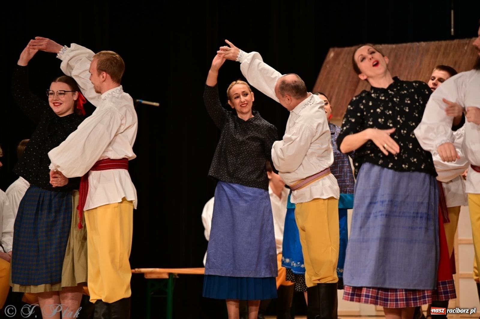 Zdjęcie w galerii na portalu naszraciborz.pl: Raciborzanie wystawili w RCK-u widowisko folklorystyczne Wesele wiadomości z regionu