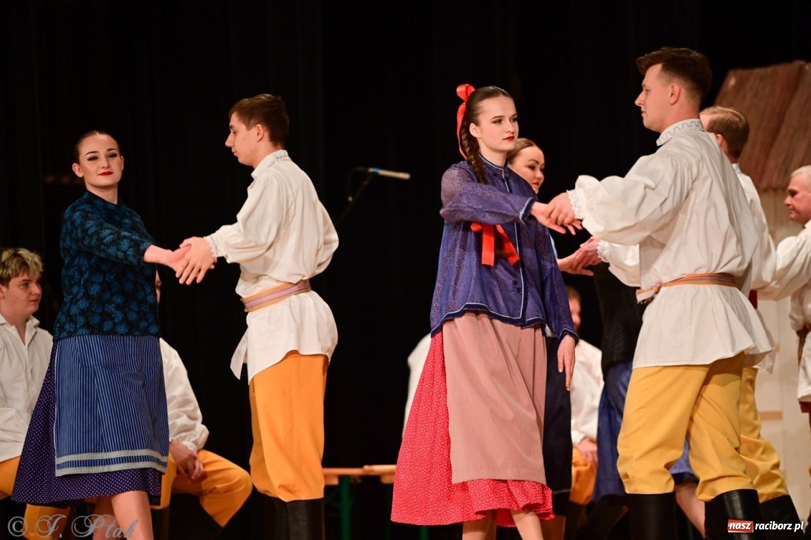 Zdjęcie w galerii na portalu naszraciborz.pl: Raciborzanie wystawili w RCK-u widowisko folklorystyczne Wesele wiadomości z regionu