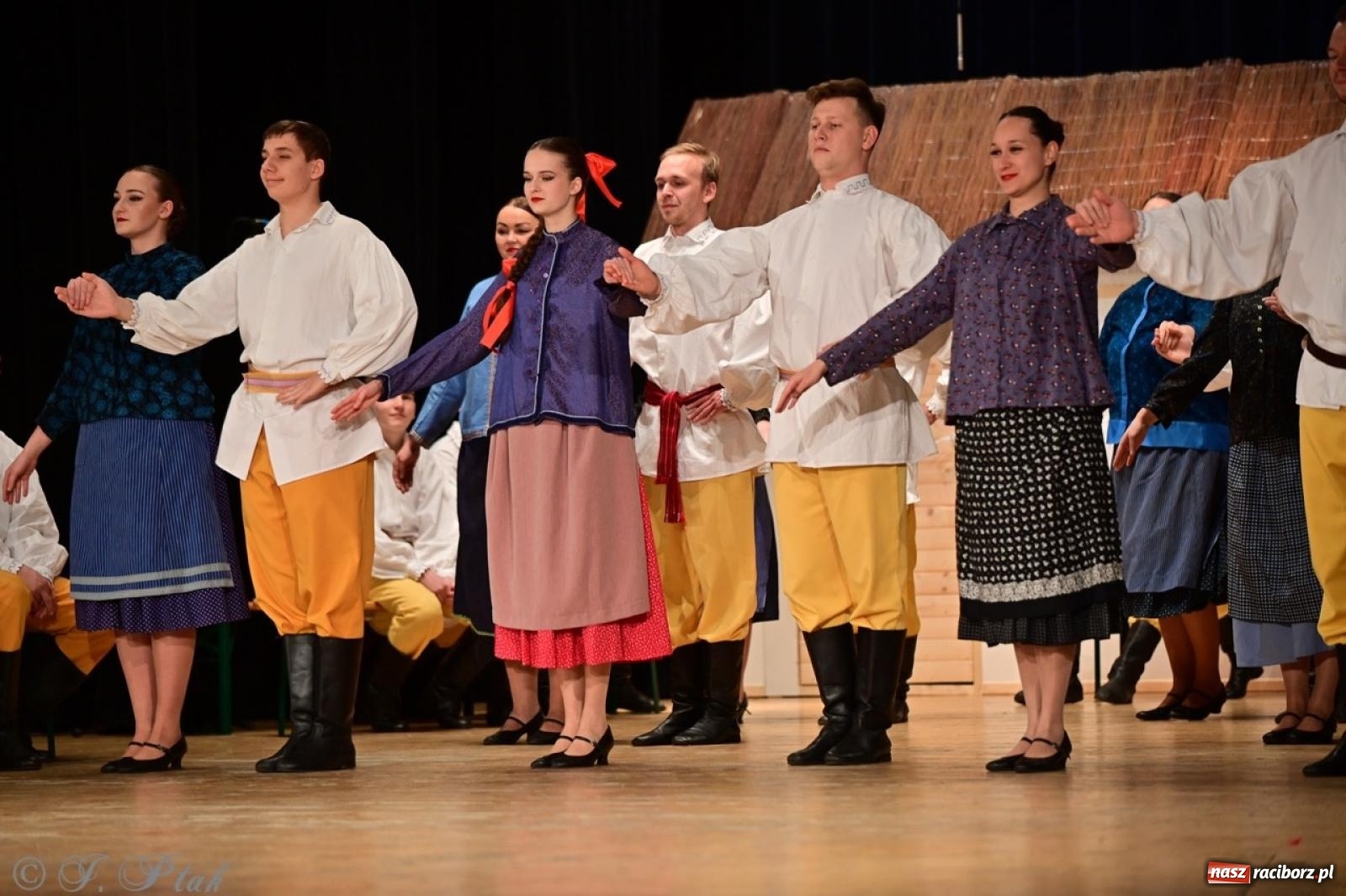 Zdjęcie w galerii na portalu naszraciborz.pl: Raciborzanie wystawili w RCK-u widowisko folklorystyczne Wesele wiadomości z regionu