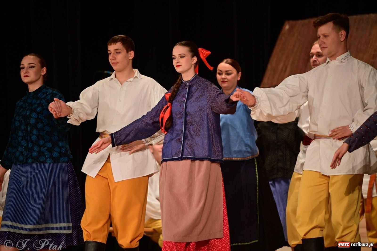 Zdjęcie w galerii na portalu naszraciborz.pl: Raciborzanie wystawili w RCK-u widowisko folklorystyczne Wesele wiadomości z regionu