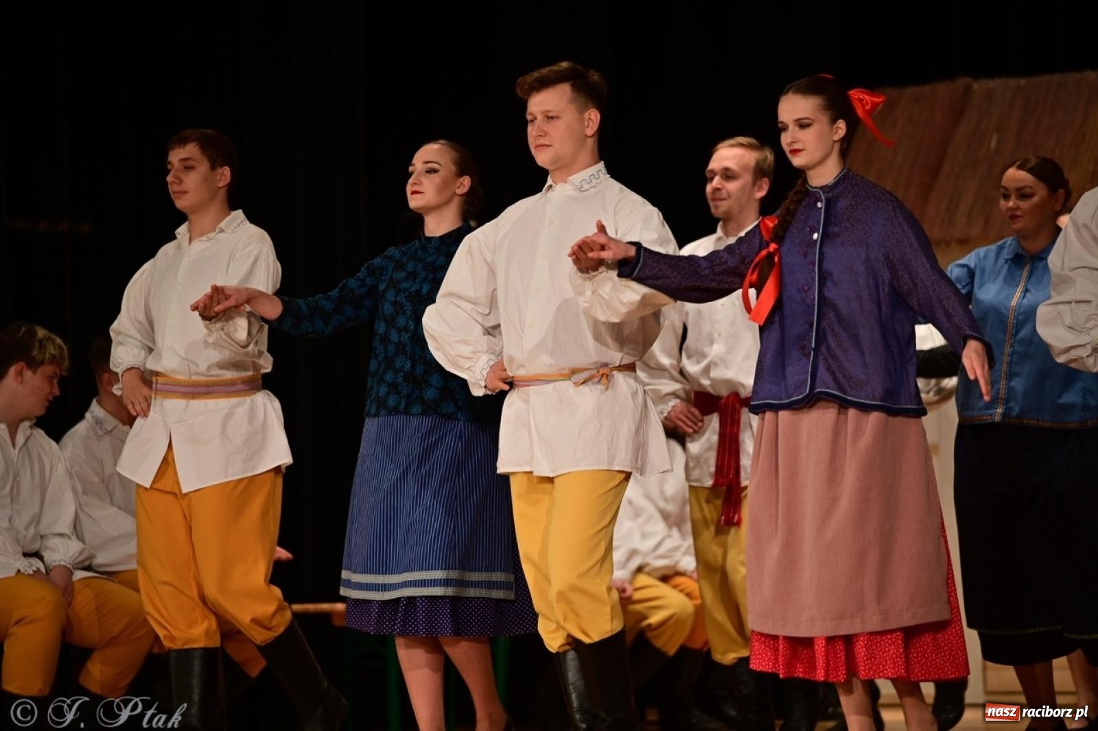 Zdjęcie w galerii na portalu naszraciborz.pl: Raciborzanie wystawili w RCK-u widowisko folklorystyczne Wesele wiadomości z regionu