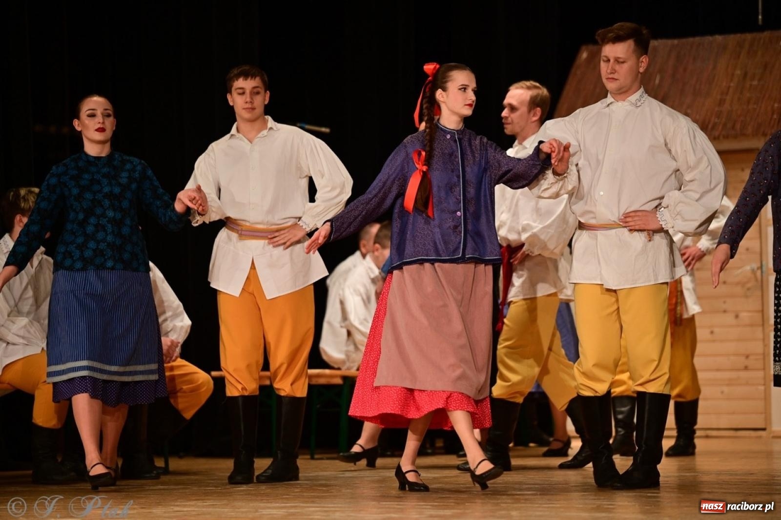 Zdjęcie w galerii na portalu naszraciborz.pl: Raciborzanie wystawili w RCK-u widowisko folklorystyczne Wesele wiadomości z regionu