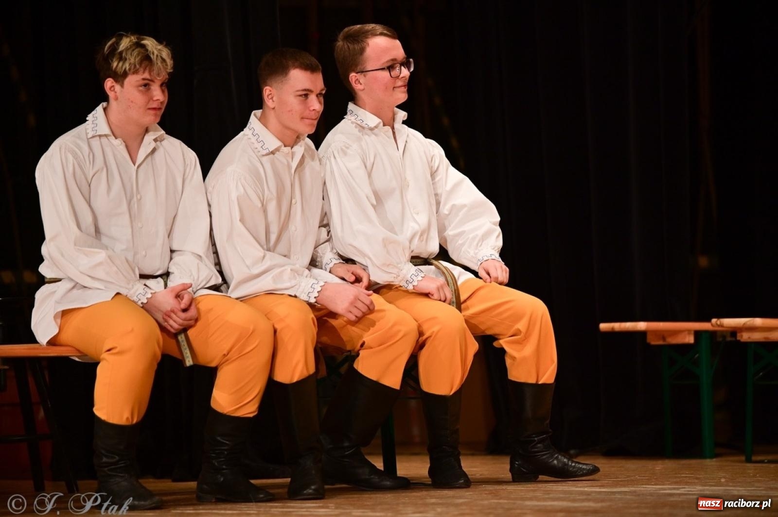 Zdjęcie w galerii na portalu naszraciborz.pl: Raciborzanie wystawili w RCK-u widowisko folklorystyczne Wesele wiadomości z regionu