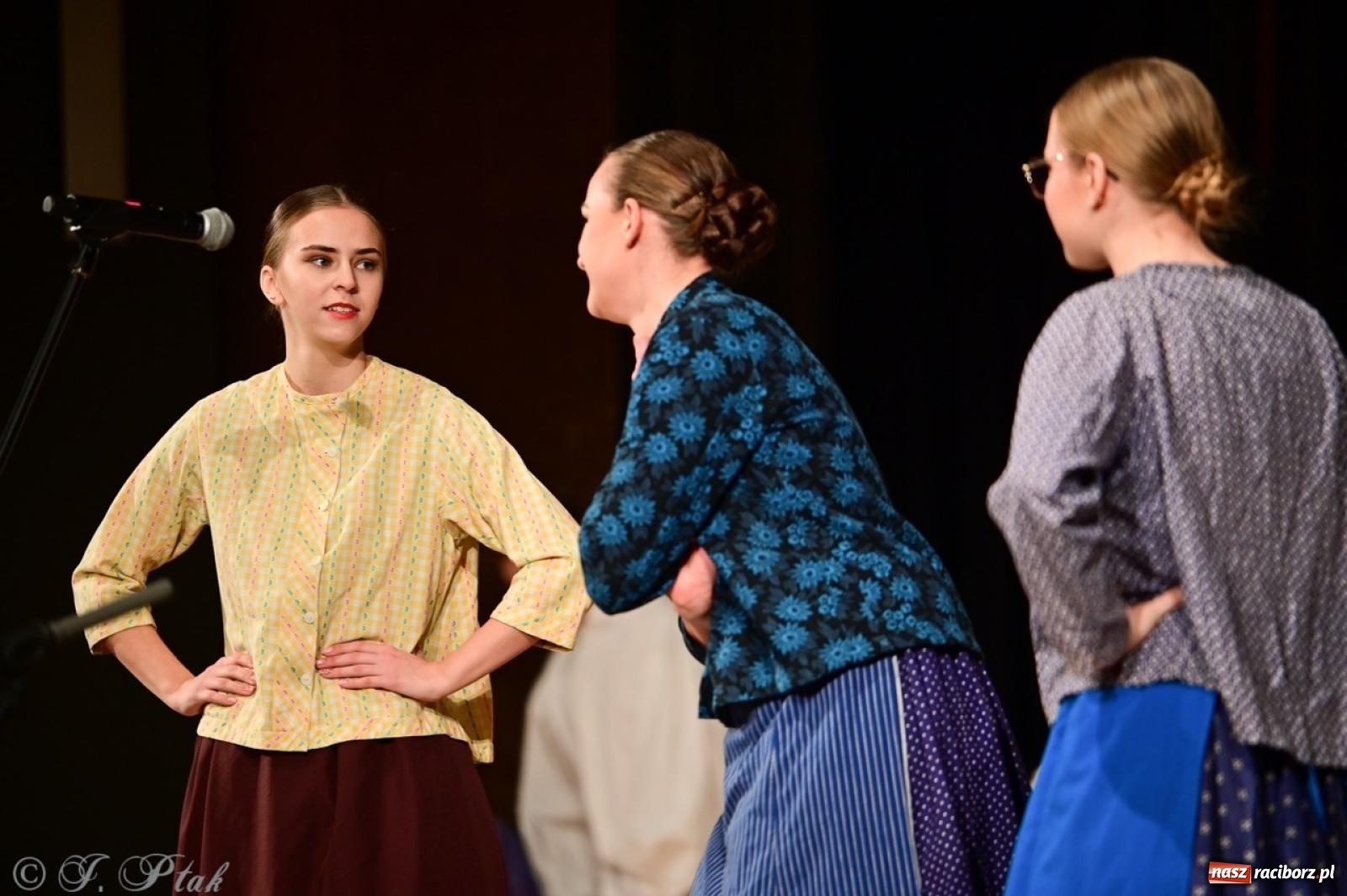 Zdjęcie w galerii na portalu naszraciborz.pl: Raciborzanie wystawili w RCK-u widowisko folklorystyczne Wesele wiadomości z regionu