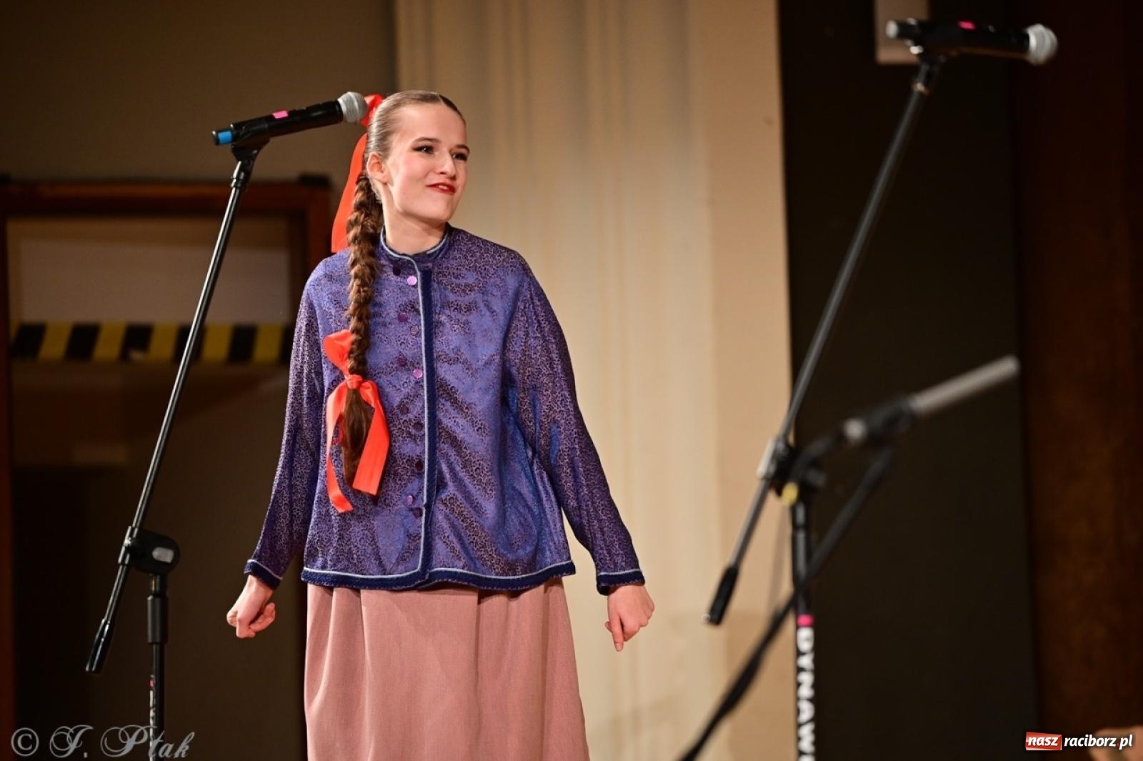 Zdjęcie w galerii na portalu naszraciborz.pl: Raciborzanie wystawili w RCK-u widowisko folklorystyczne Wesele wiadomości z regionu