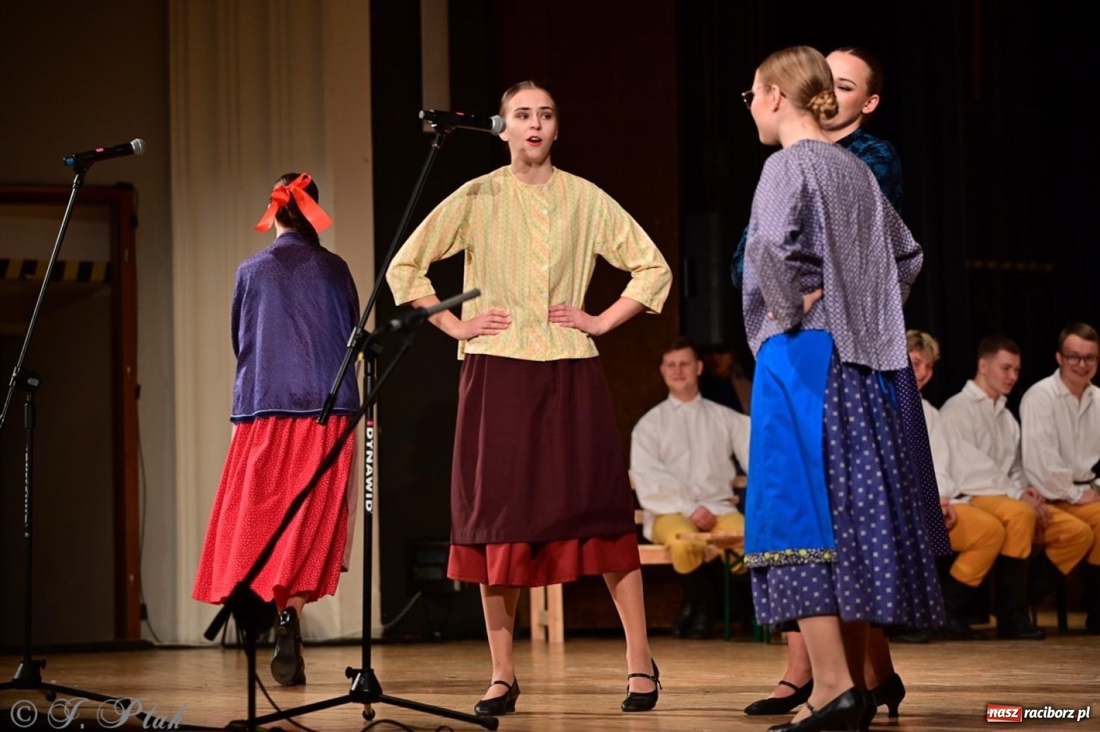 Zdjęcie w galerii na portalu naszraciborz.pl: Raciborzanie wystawili w RCK-u widowisko folklorystyczne Wesele wiadomości z regionu
