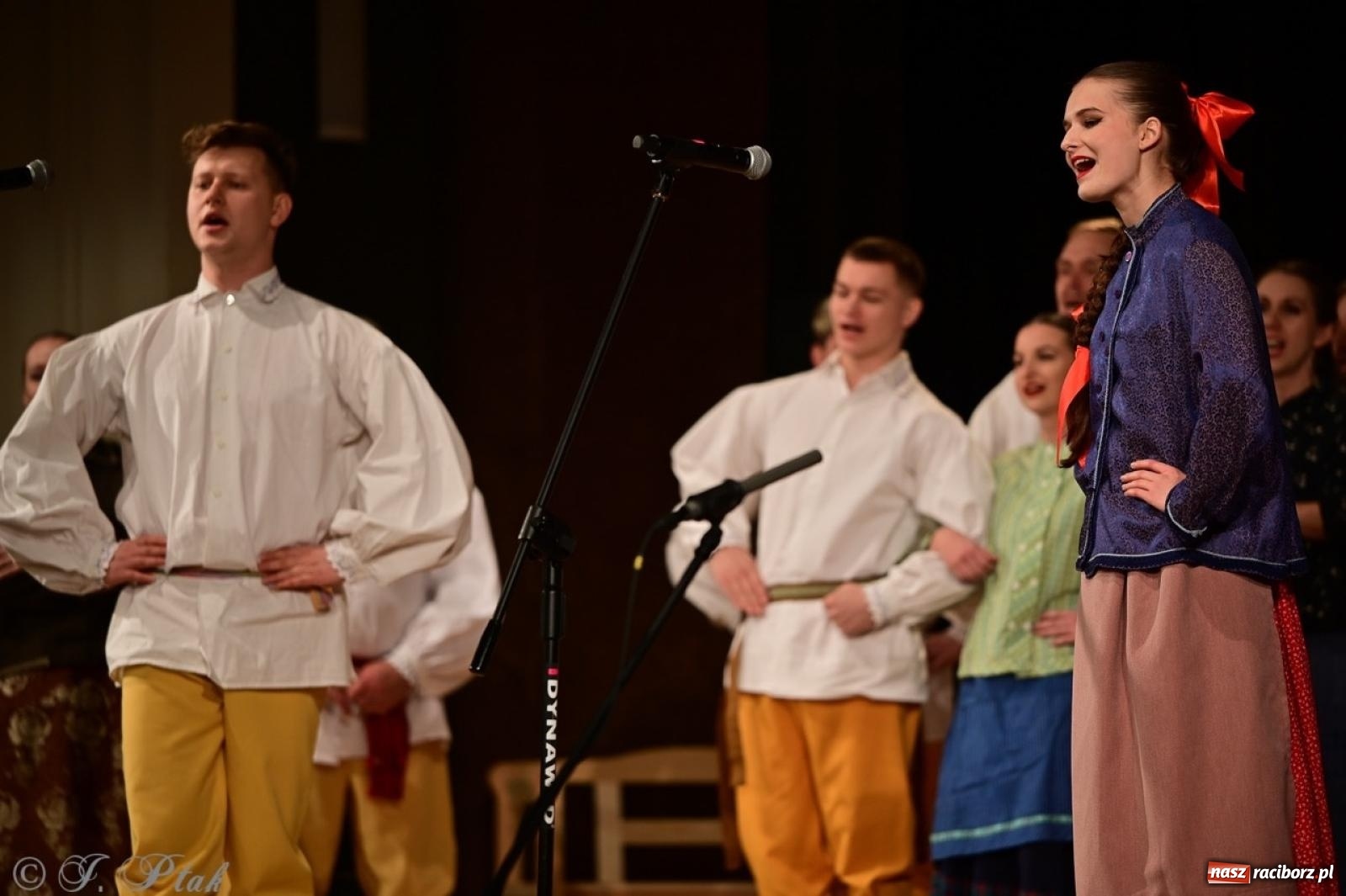 Zdjęcie w galerii na portalu naszraciborz.pl: Raciborzanie wystawili w RCK-u widowisko folklorystyczne Wesele wiadomości z regionu