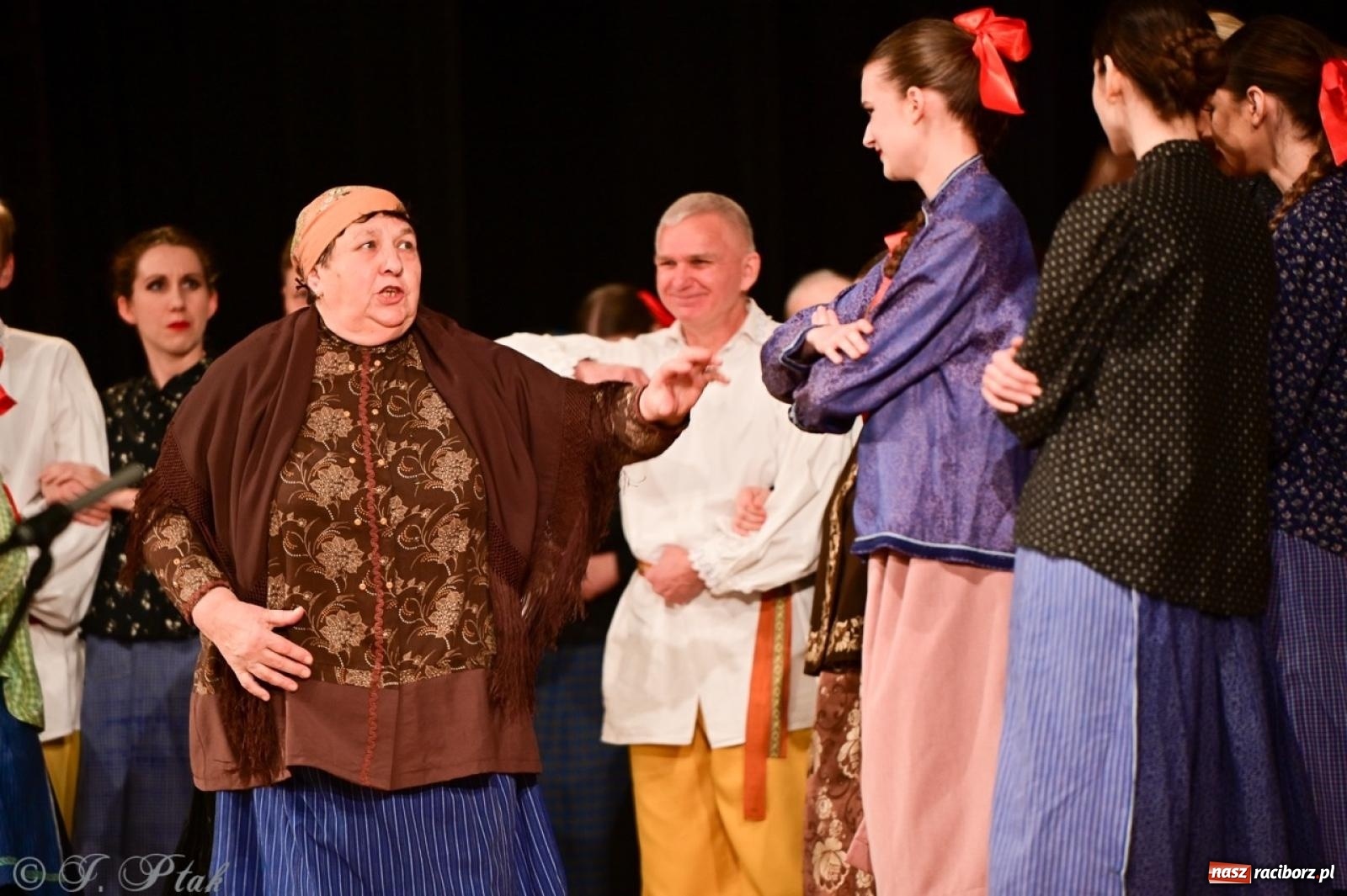 Zdjęcie w galerii na portalu naszraciborz.pl: Raciborzanie wystawili w RCK-u widowisko folklorystyczne Wesele wiadomości z regionu