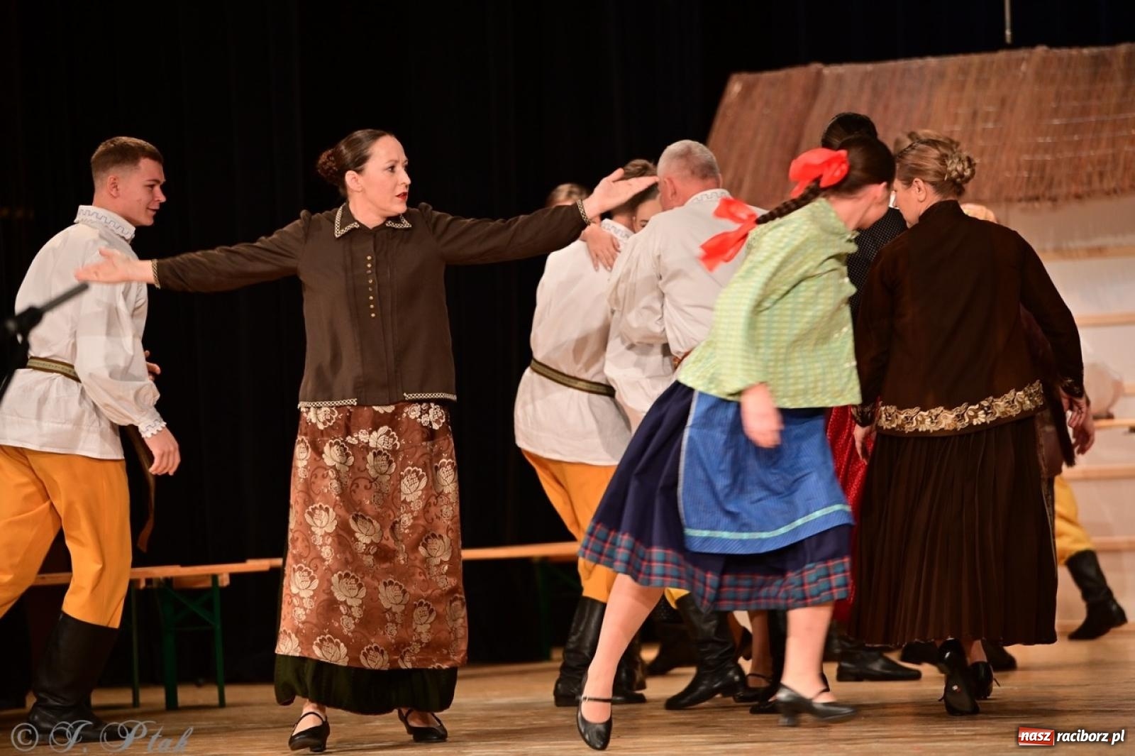 Zdjęcie w galerii na portalu naszraciborz.pl: Raciborzanie wystawili w RCK-u widowisko folklorystyczne Wesele wiadomości z regionu