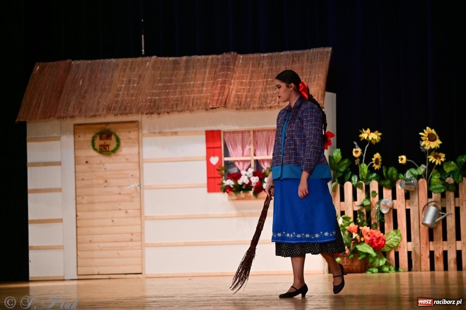 Zdjęcie w galerii na portalu naszraciborz.pl: Raciborzanie wystawili w RCK-u widowisko folklorystyczne Wesele wiadomości z regionu