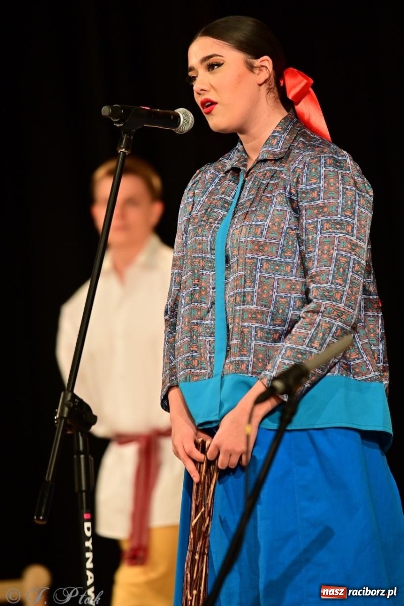 Zdjęcie w galerii na portalu naszraciborz.pl: Raciborzanie wystawili w RCK-u widowisko folklorystyczne Wesele wiadomości z regionu