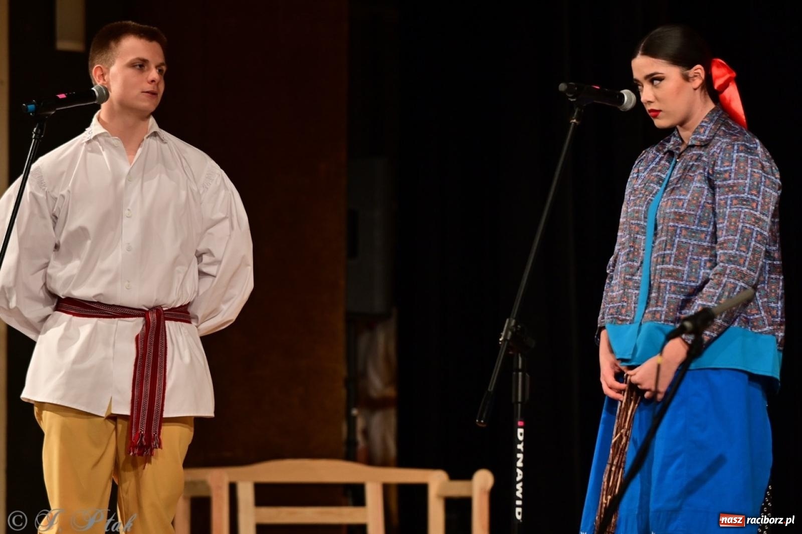 Zdjęcie w galerii na portalu naszraciborz.pl: Raciborzanie wystawili w RCK-u widowisko folklorystyczne Wesele wiadomości z regionu