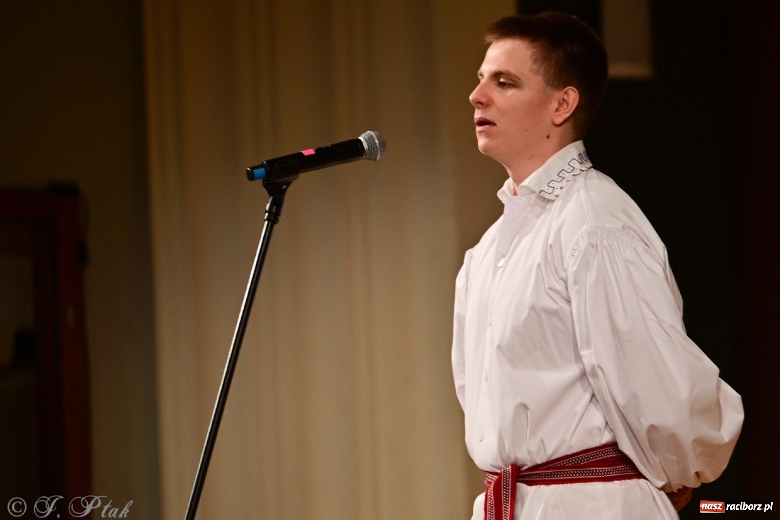 Zdjęcie w galerii na portalu naszraciborz.pl: Raciborzanie wystawili w RCK-u widowisko folklorystyczne Wesele wiadomości z regionu