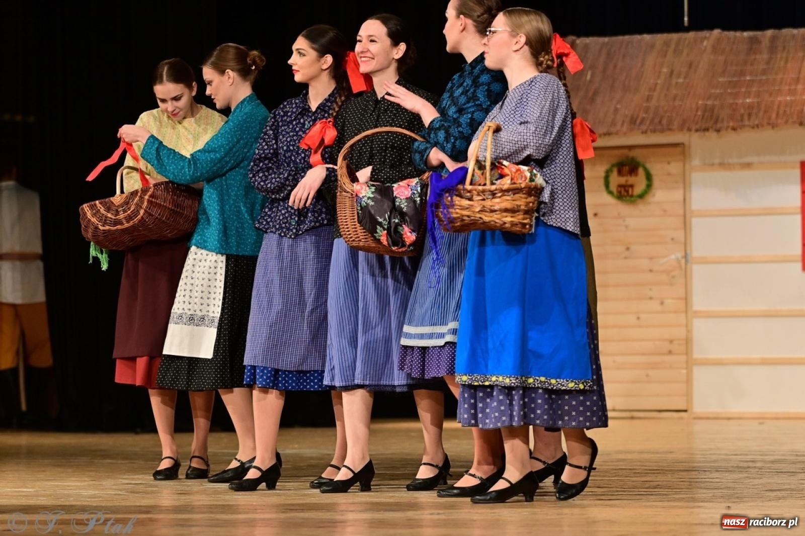 Zdjęcie w galerii na portalu naszraciborz.pl: Raciborzanie wystawili w RCK-u widowisko folklorystyczne Wesele wiadomości z regionu