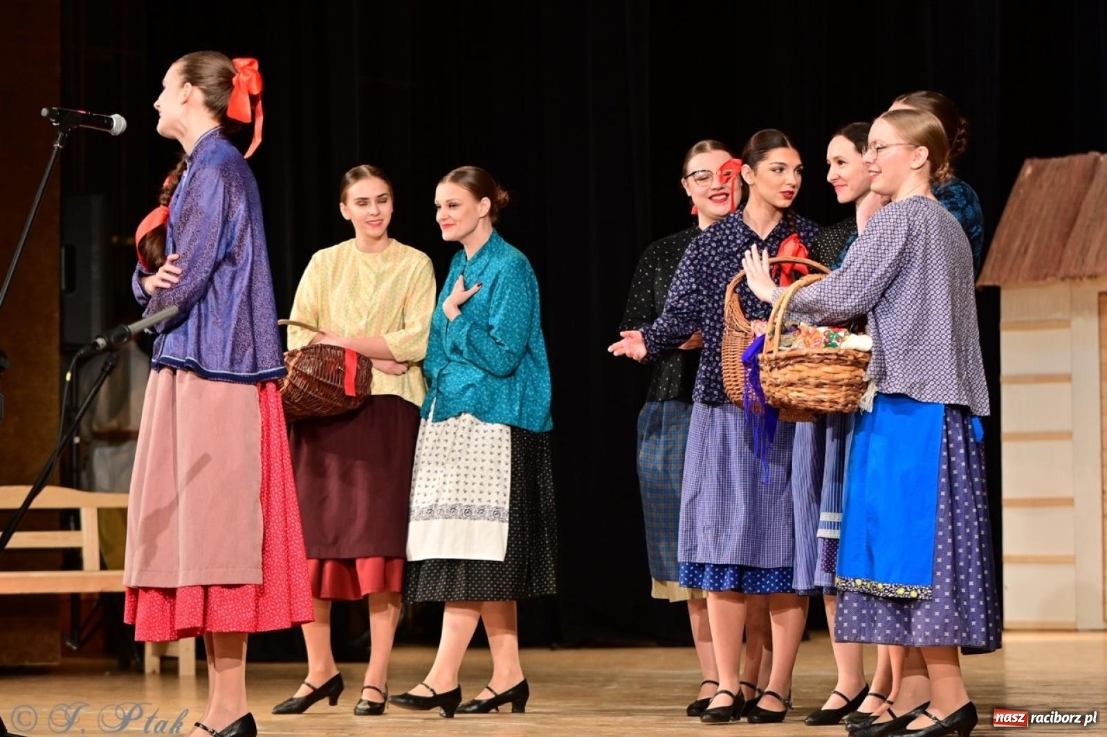 Zdjęcie w galerii na portalu naszraciborz.pl: Raciborzanie wystawili w RCK-u widowisko folklorystyczne Wesele wiadomości z regionu