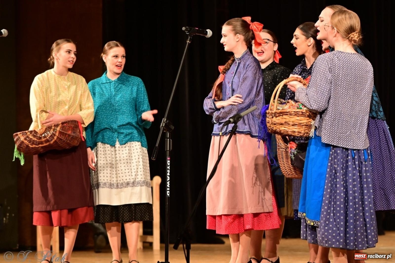 Zdjęcie w galerii na portalu naszraciborz.pl: Raciborzanie wystawili w RCK-u widowisko folklorystyczne Wesele wiadomości z regionu