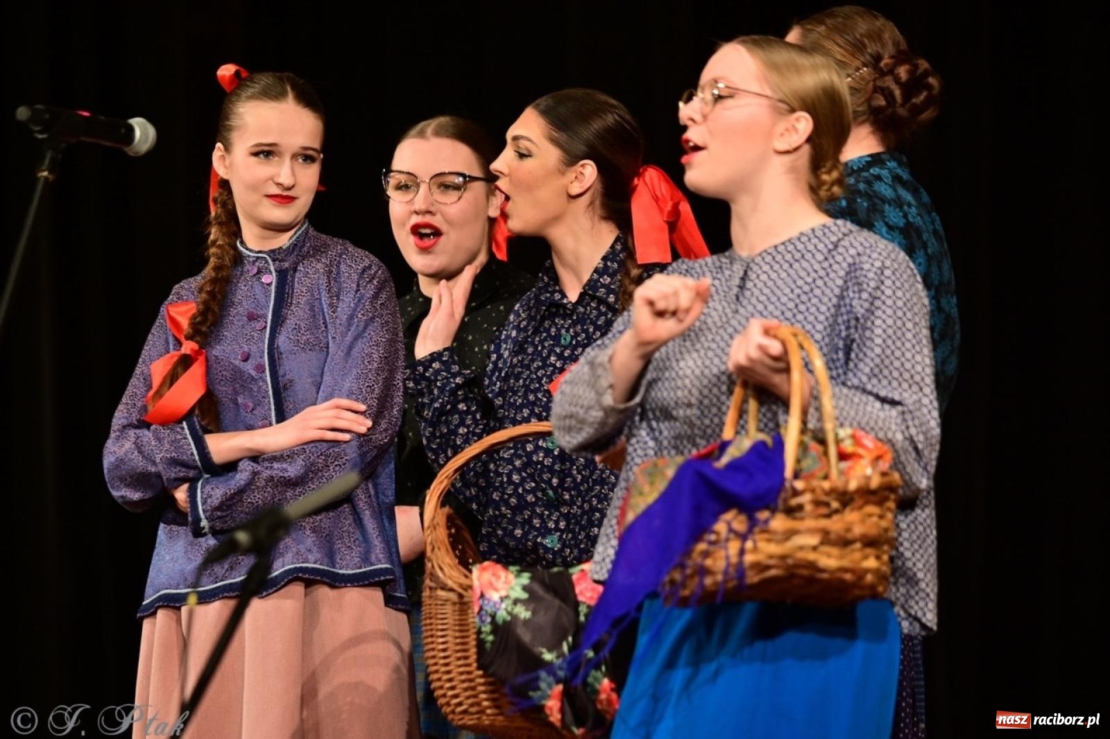 Zdjęcie w galerii na portalu naszraciborz.pl: Raciborzanie wystawili w RCK-u widowisko folklorystyczne Wesele wiadomości z regionu