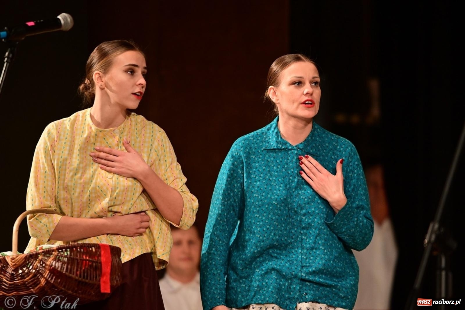 Zdjęcie w galerii na portalu naszraciborz.pl: Raciborzanie wystawili w RCK-u widowisko folklorystyczne Wesele wiadomości z regionu