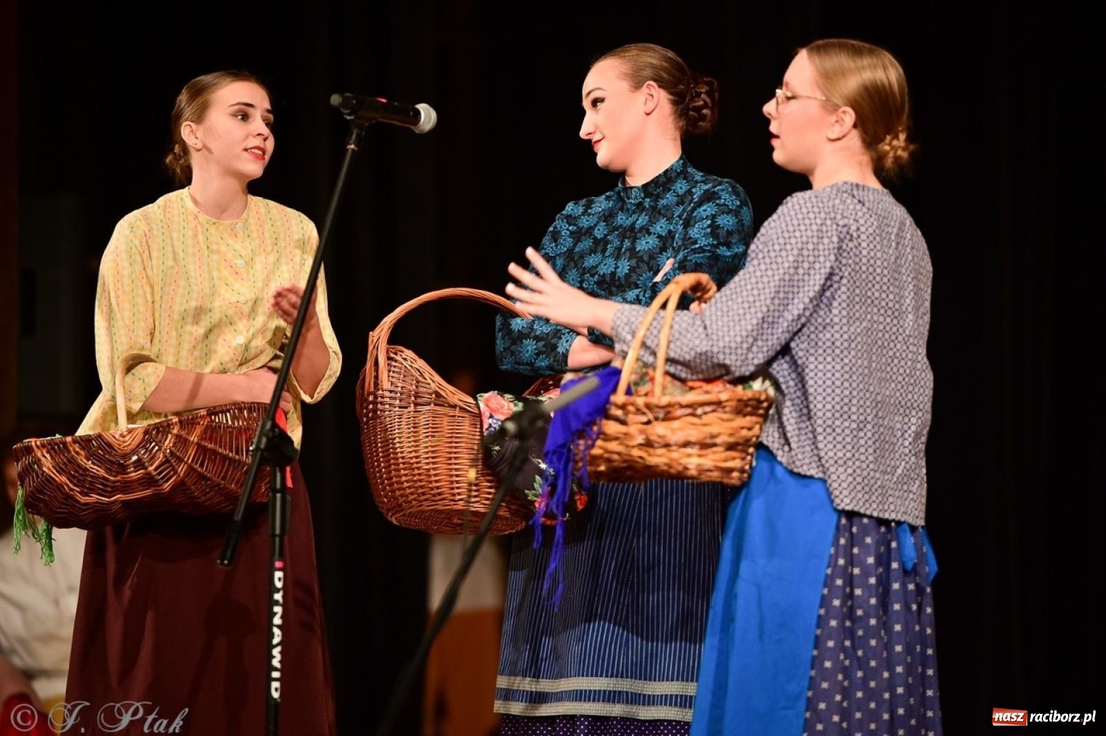 Zdjęcie w galerii na portalu naszraciborz.pl: Raciborzanie wystawili w RCK-u widowisko folklorystyczne Wesele wiadomości z regionu