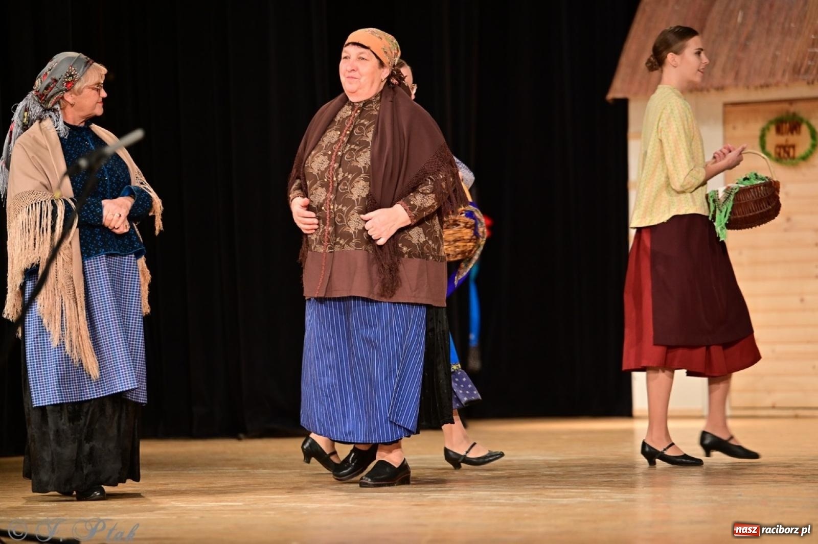 Zdjęcie w galerii na portalu naszraciborz.pl: Raciborzanie wystawili w RCK-u widowisko folklorystyczne Wesele wiadomości z regionu