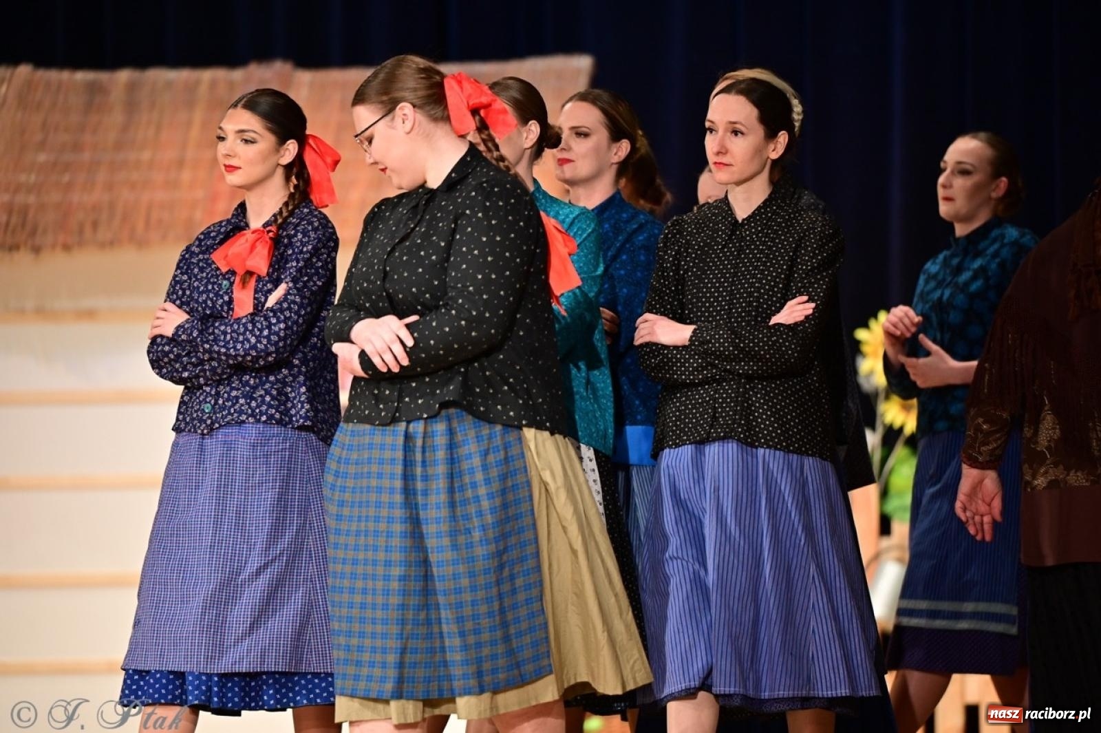 Zdjęcie w galerii na portalu naszraciborz.pl: Raciborzanie wystawili w RCK-u widowisko folklorystyczne Wesele wiadomości z regionu