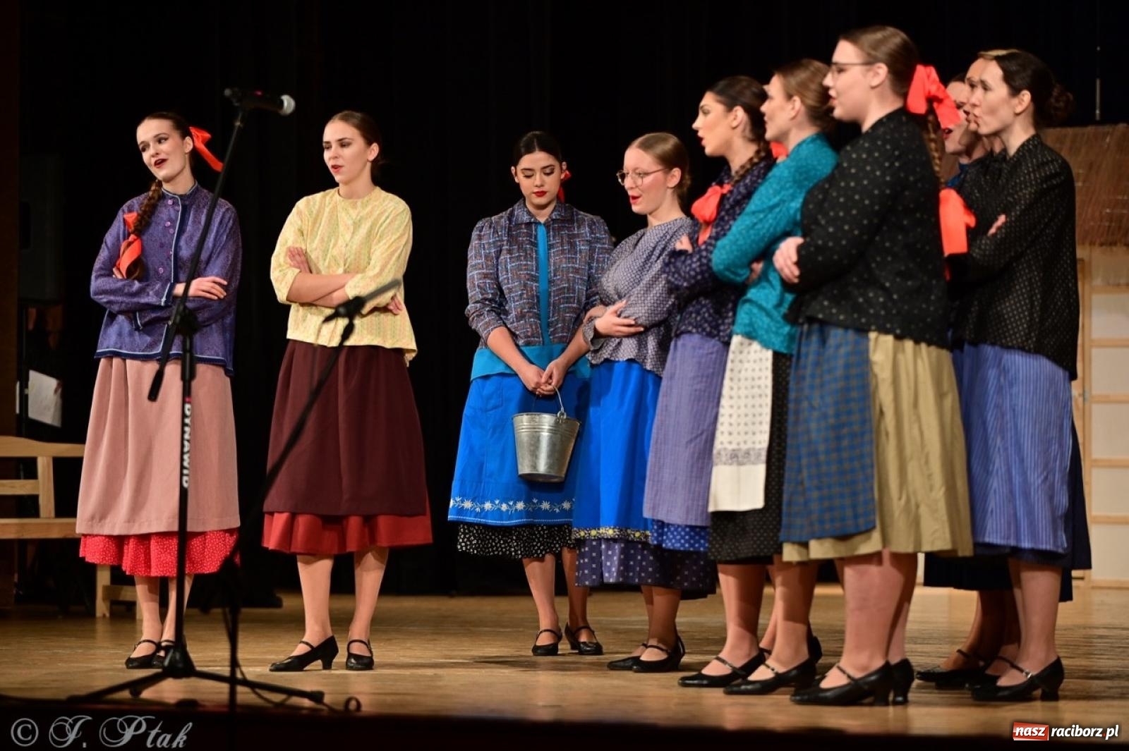 Zdjęcie w galerii na portalu naszraciborz.pl: Raciborzanie wystawili w RCK-u widowisko folklorystyczne Wesele wiadomości z regionu