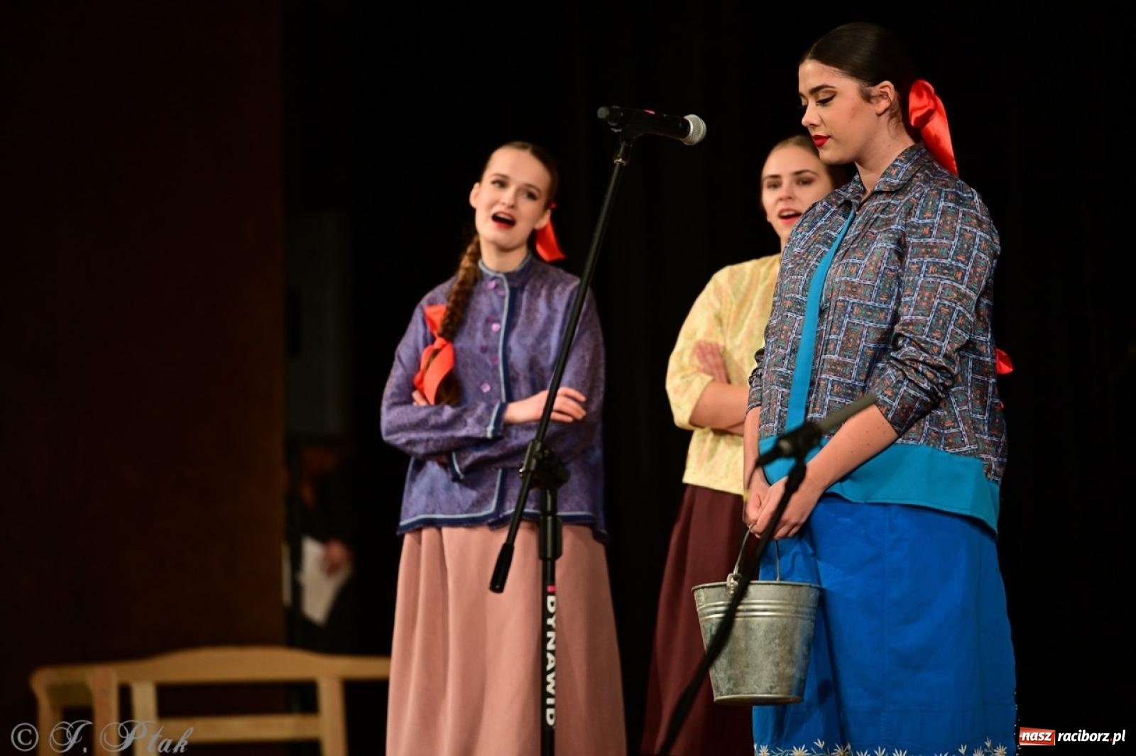 Zdjęcie w galerii na portalu naszraciborz.pl: Raciborzanie wystawili w RCK-u widowisko folklorystyczne Wesele wiadomości z regionu