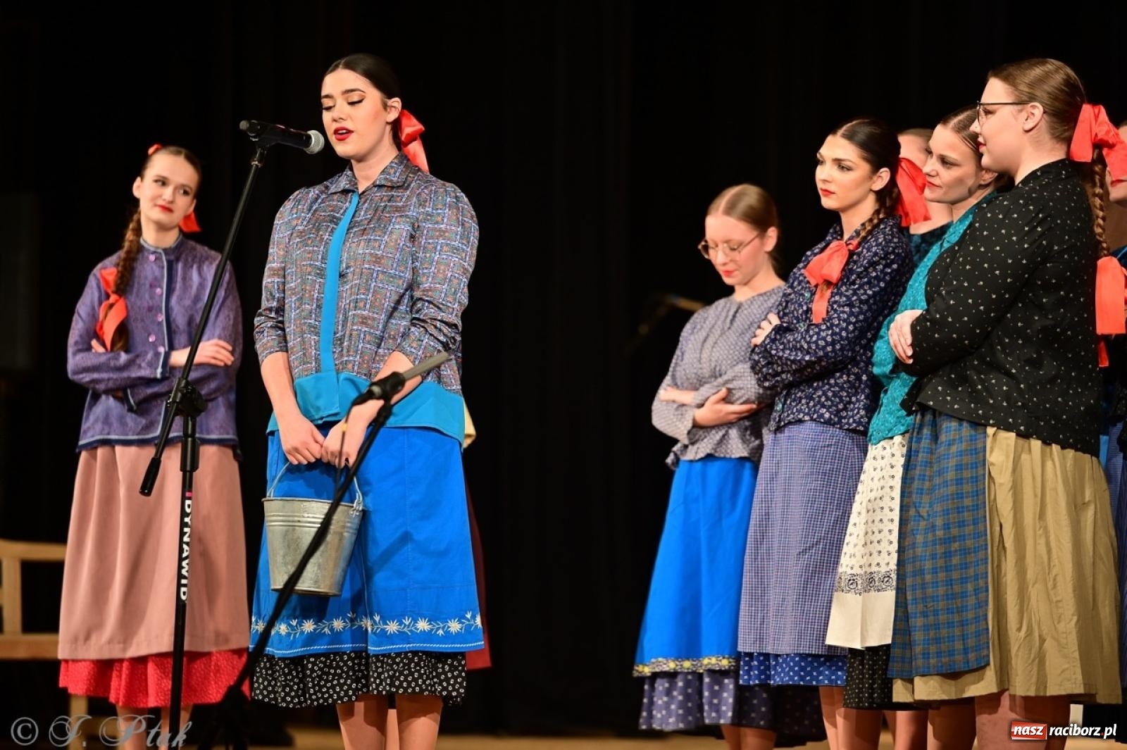 Zdjęcie w galerii na portalu naszraciborz.pl: Raciborzanie wystawili w RCK-u widowisko folklorystyczne Wesele wiadomości z regionu