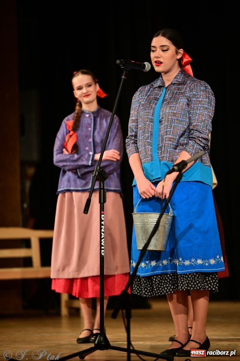 Zdjęcie w galerii na portalu naszraciborz.pl: Raciborzanie wystawili w RCK-u widowisko folklorystyczne Wesele wiadomości z regionu