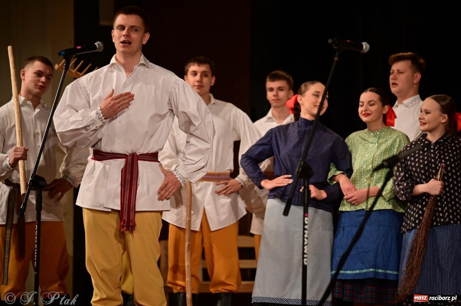 Zdjęcie w galerii na portalu naszraciborz.pl: Raciborzanie wystawili w RCK-u widowisko folklorystyczne Wesele wiadomości z regionu