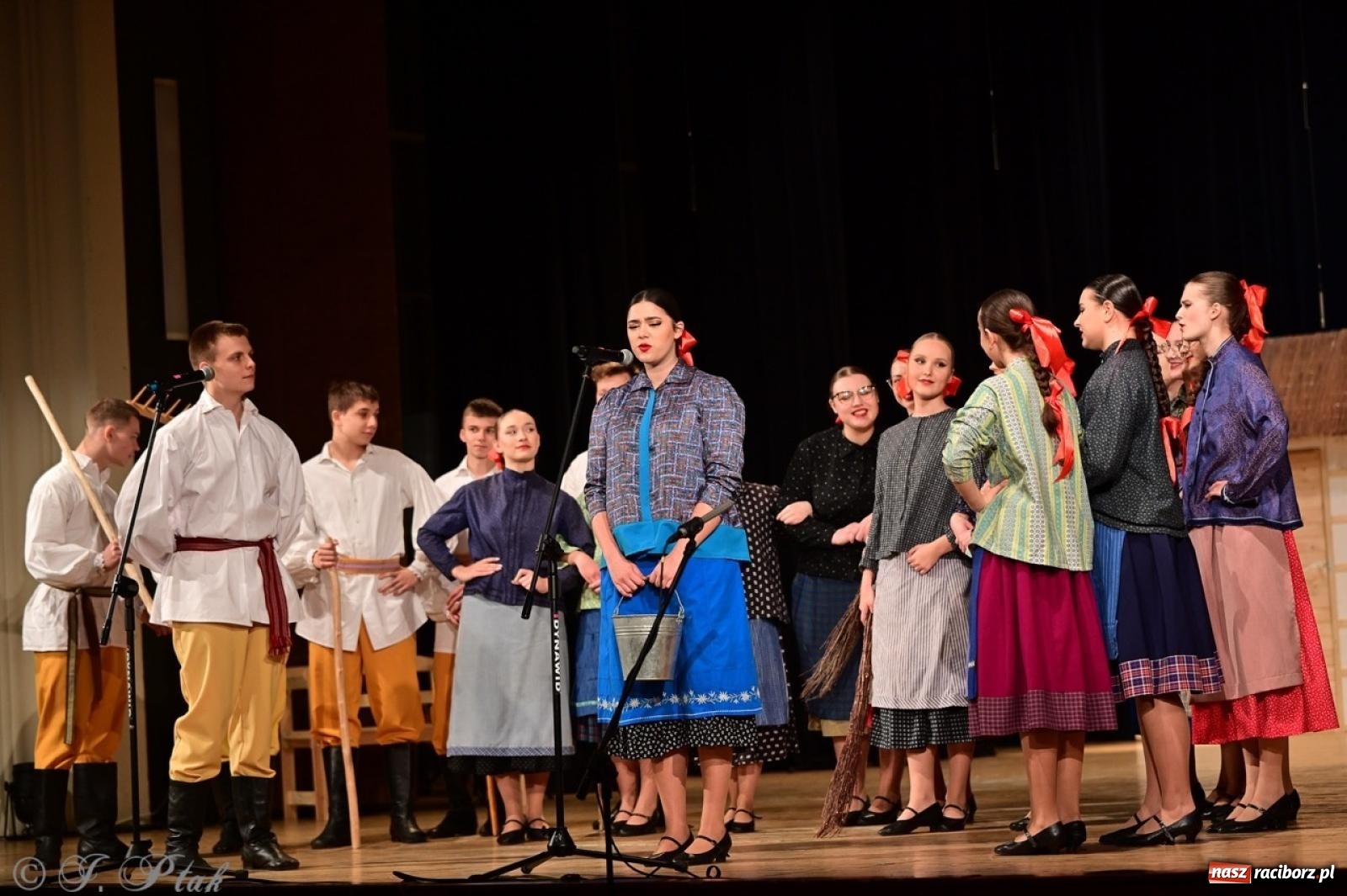 Zdjęcie w galerii na portalu naszraciborz.pl: Raciborzanie wystawili w RCK-u widowisko folklorystyczne Wesele wiadomości z regionu