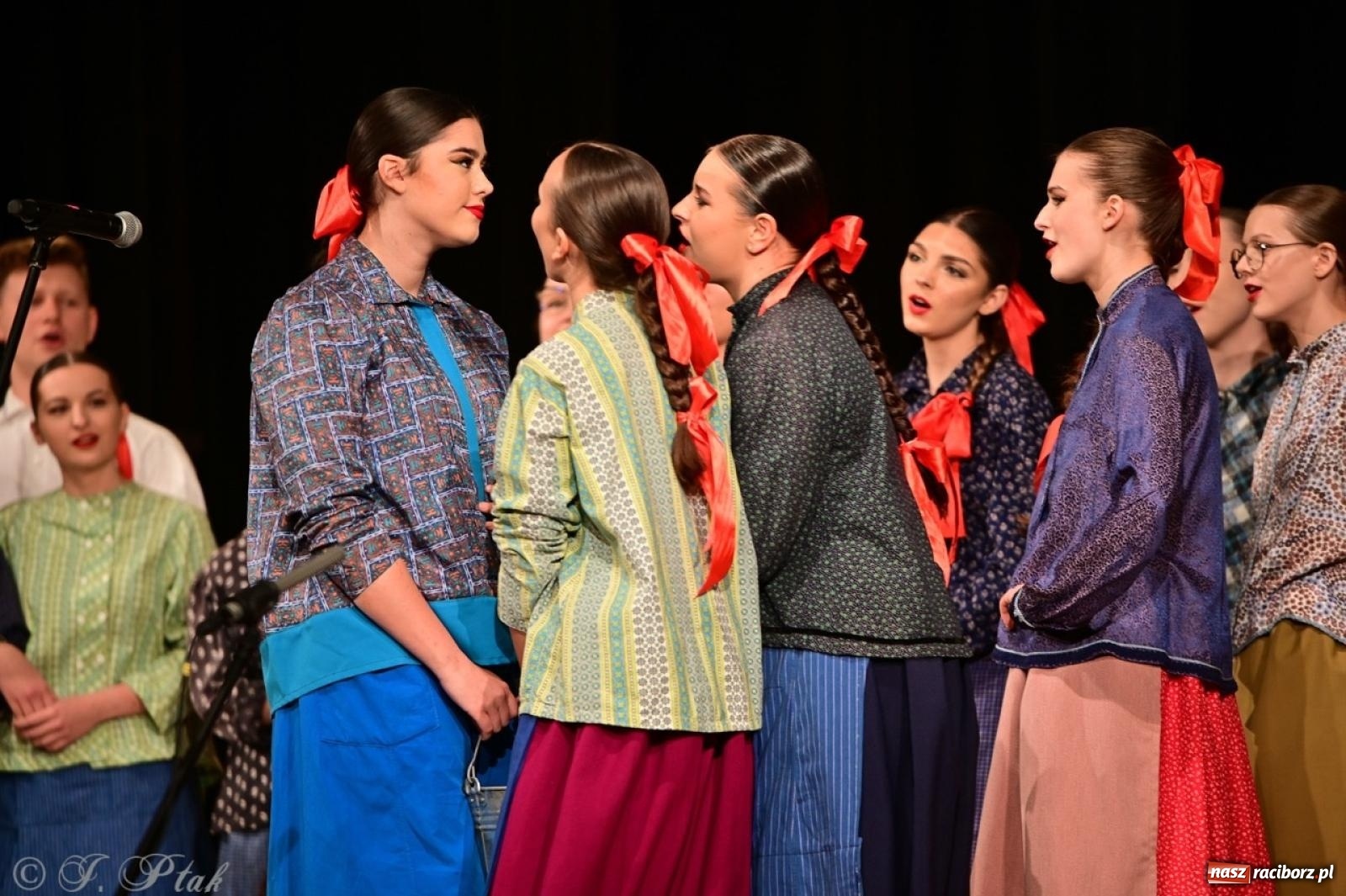 Zdjęcie w galerii na portalu naszraciborz.pl: Raciborzanie wystawili w RCK-u widowisko folklorystyczne Wesele wiadomości z regionu