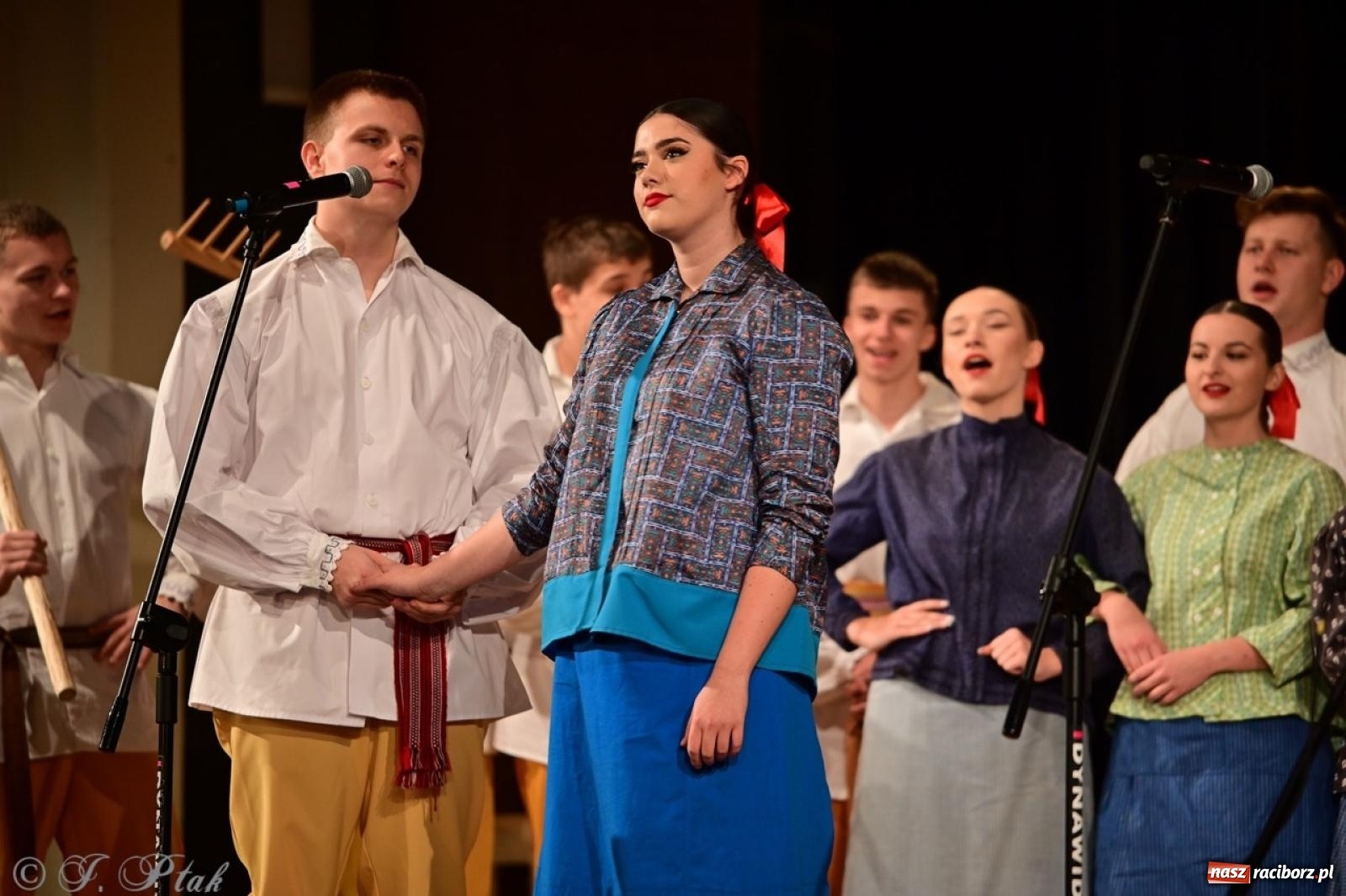 Zdjęcie w galerii na portalu naszraciborz.pl: Raciborzanie wystawili w RCK-u widowisko folklorystyczne Wesele wiadomości z regionu