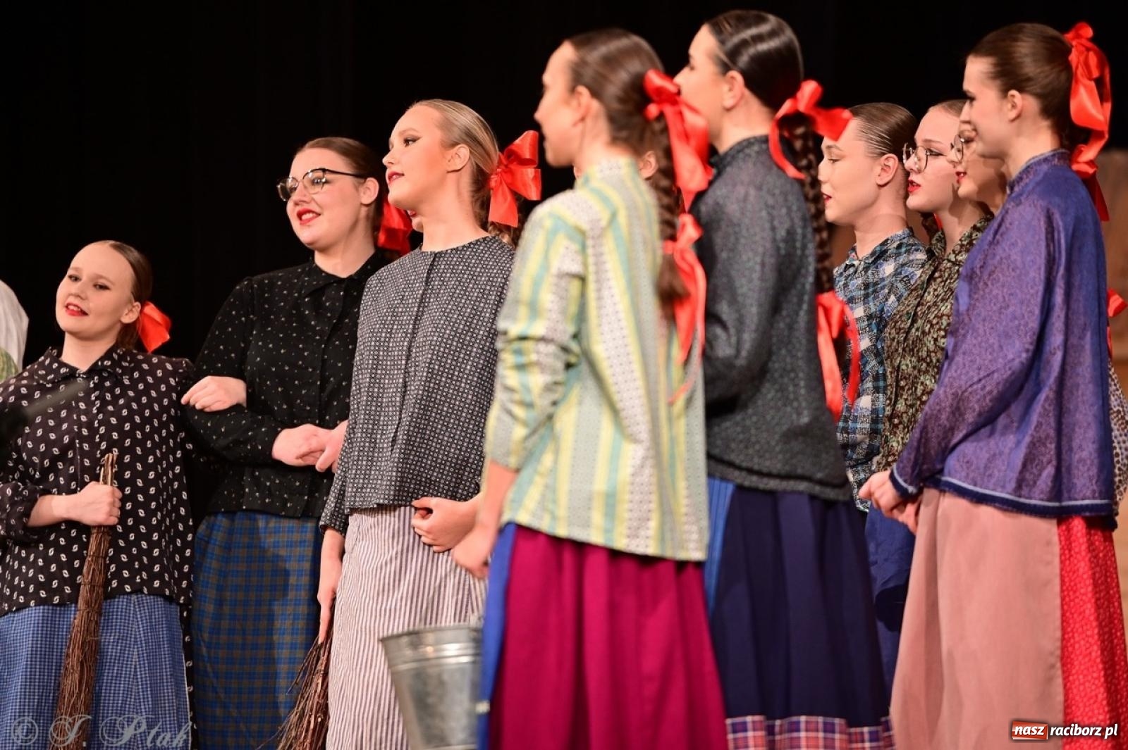 Zdjęcie w galerii na portalu naszraciborz.pl: Raciborzanie wystawili w RCK-u widowisko folklorystyczne Wesele wiadomości z regionu