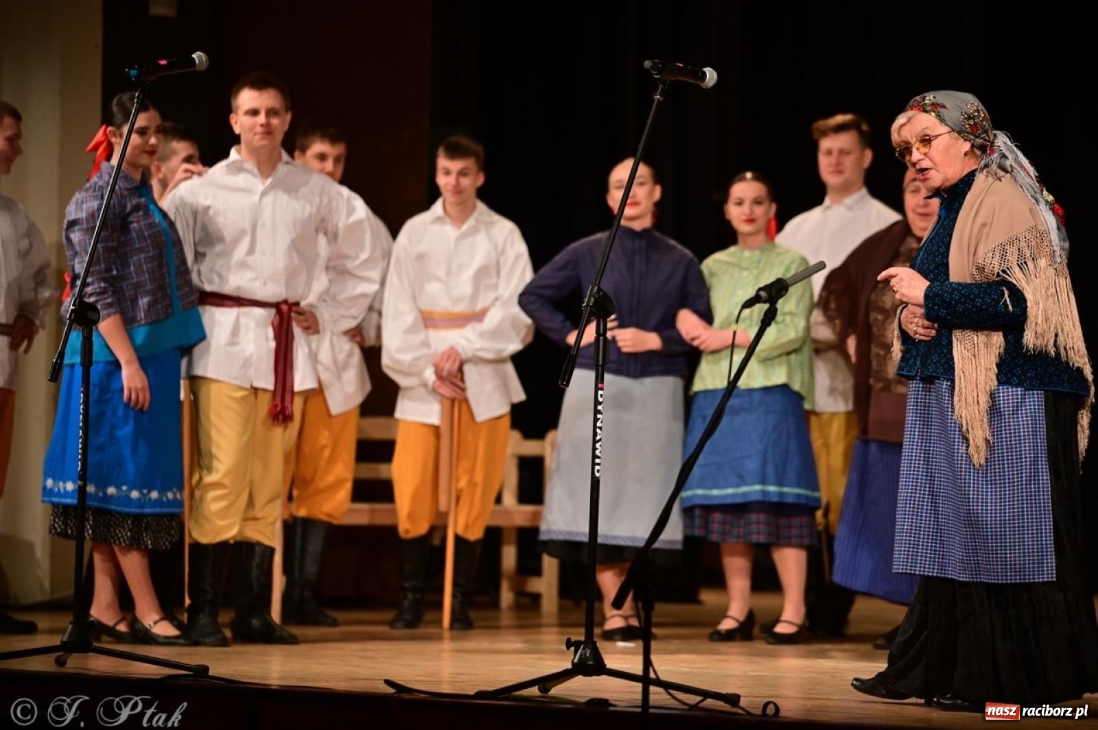 Zdjęcie w galerii na portalu naszraciborz.pl: Raciborzanie wystawili w RCK-u widowisko folklorystyczne Wesele wiadomości z regionu
