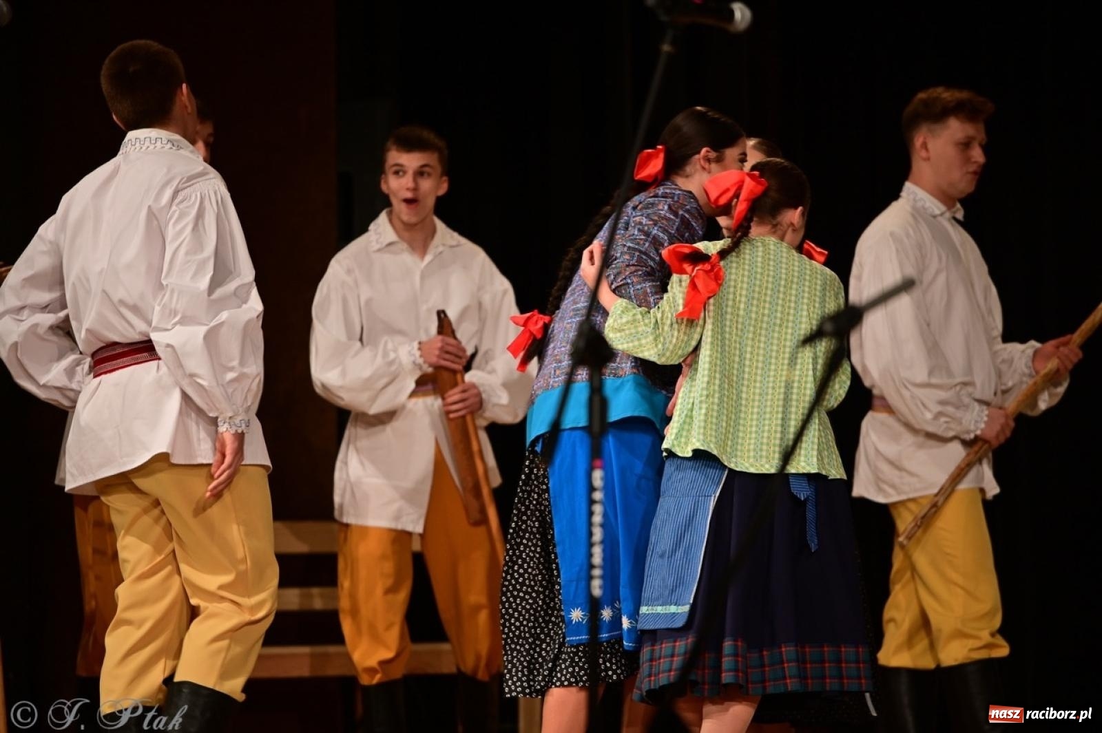 Zdjęcie w galerii na portalu naszraciborz.pl: Raciborzanie wystawili w RCK-u widowisko folklorystyczne Wesele wiadomości z regionu