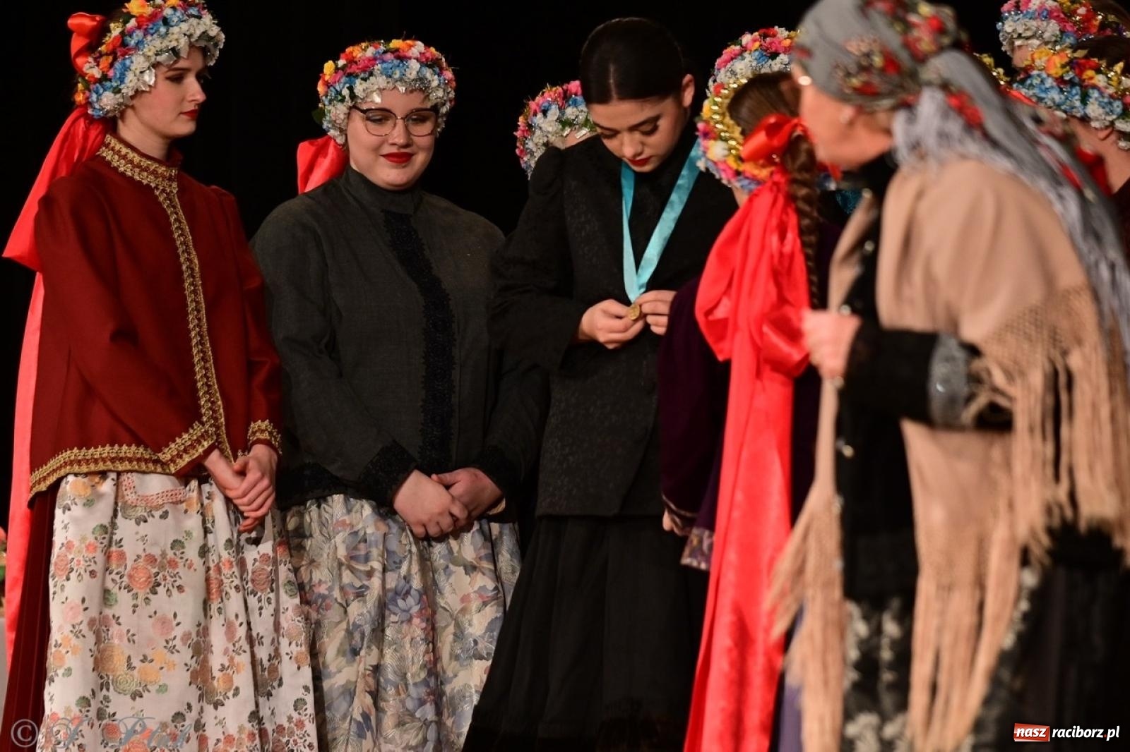 Zdjęcie w galerii na portalu naszraciborz.pl: Raciborzanie wystawili w RCK-u widowisko folklorystyczne Wesele wiadomości z regionu