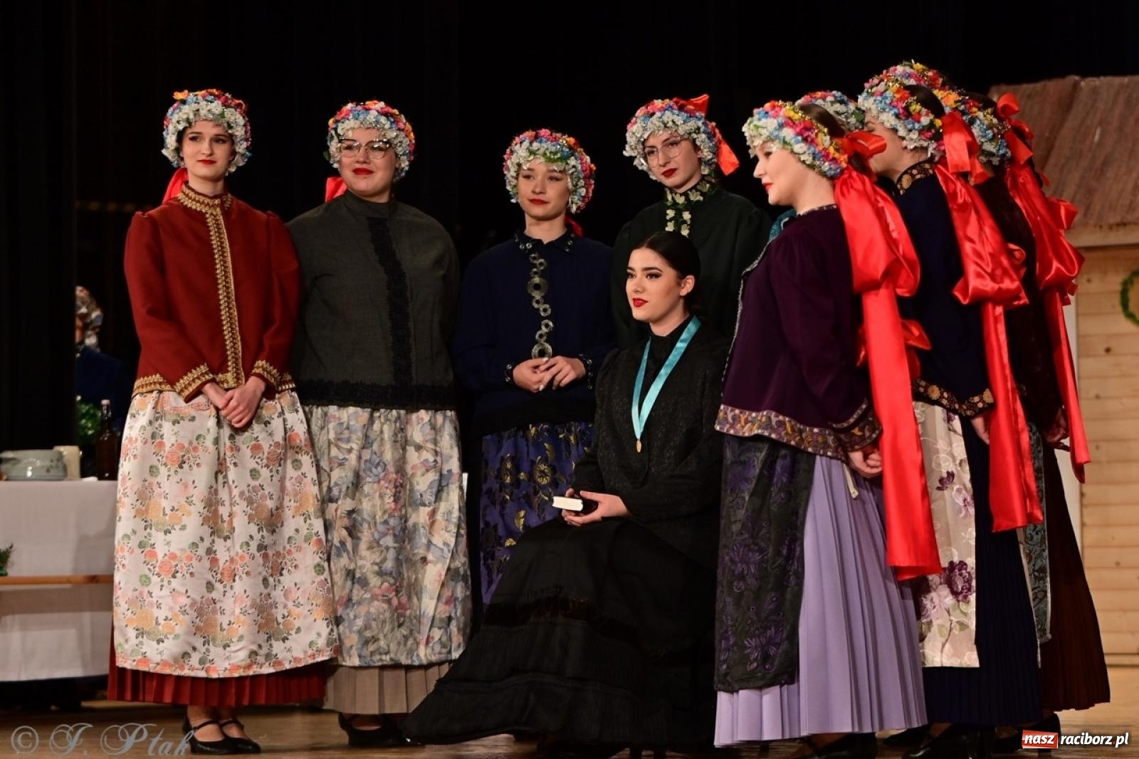 Zdjęcie w galerii na portalu naszraciborz.pl: Raciborzanie wystawili w RCK-u widowisko folklorystyczne Wesele wiadomości z regionu