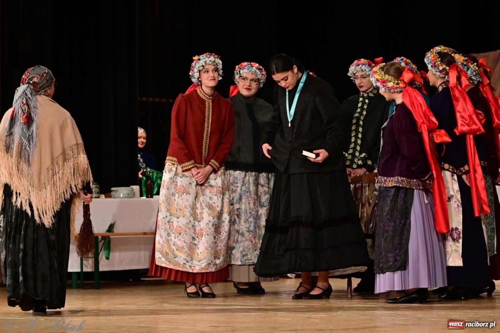 Zdjęcie w galerii na portalu naszraciborz.pl: Raciborzanie wystawili w RCK-u widowisko folklorystyczne Wesele wiadomości z regionu