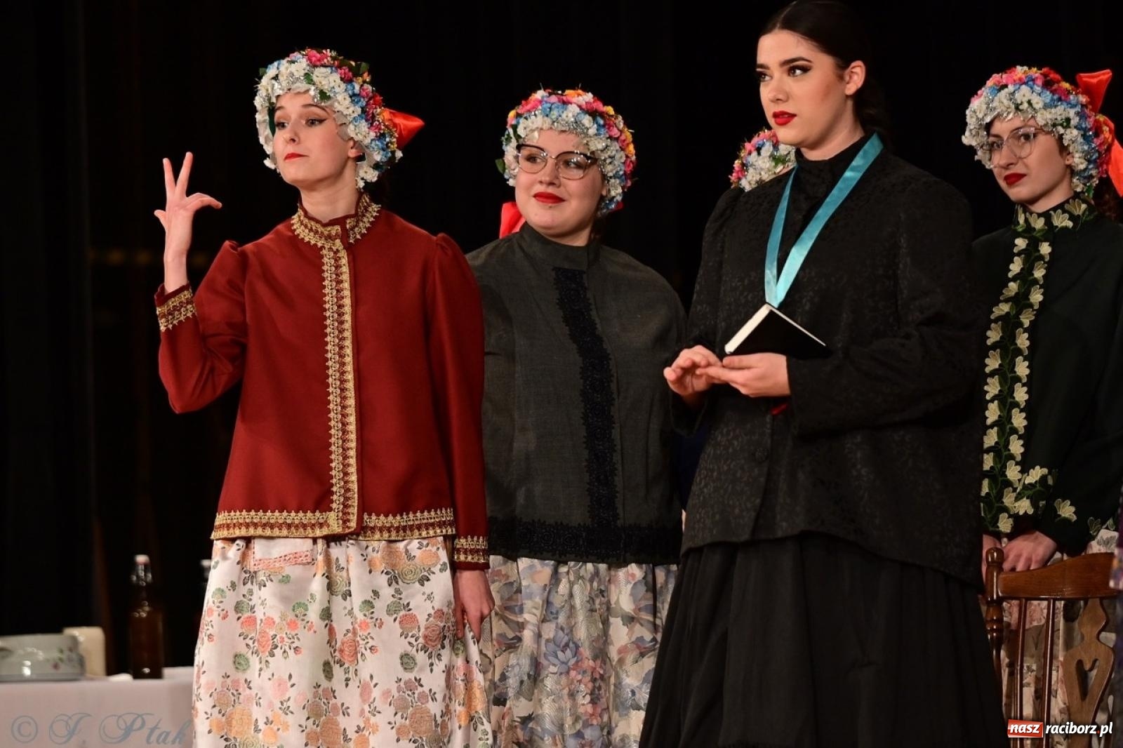 Zdjęcie w galerii na portalu naszraciborz.pl: Raciborzanie wystawili w RCK-u widowisko folklorystyczne Wesele wiadomości z regionu