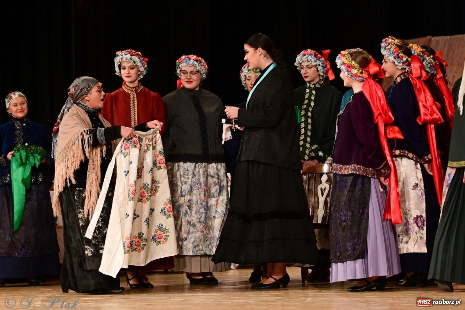 Zdjęcie w galerii na portalu naszraciborz.pl: Raciborzanie wystawili w RCK-u widowisko folklorystyczne Wesele wiadomości z regionu