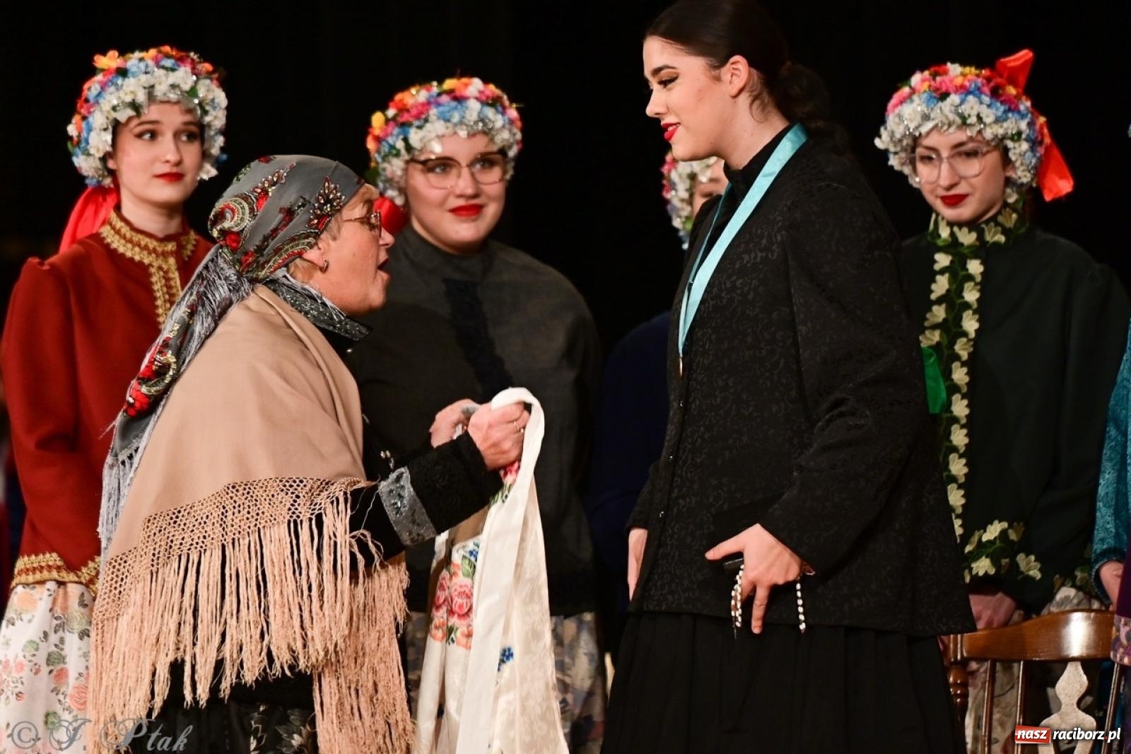 Zdjęcie w galerii na portalu naszraciborz.pl: Raciborzanie wystawili w RCK-u widowisko folklorystyczne Wesele wiadomości z regionu