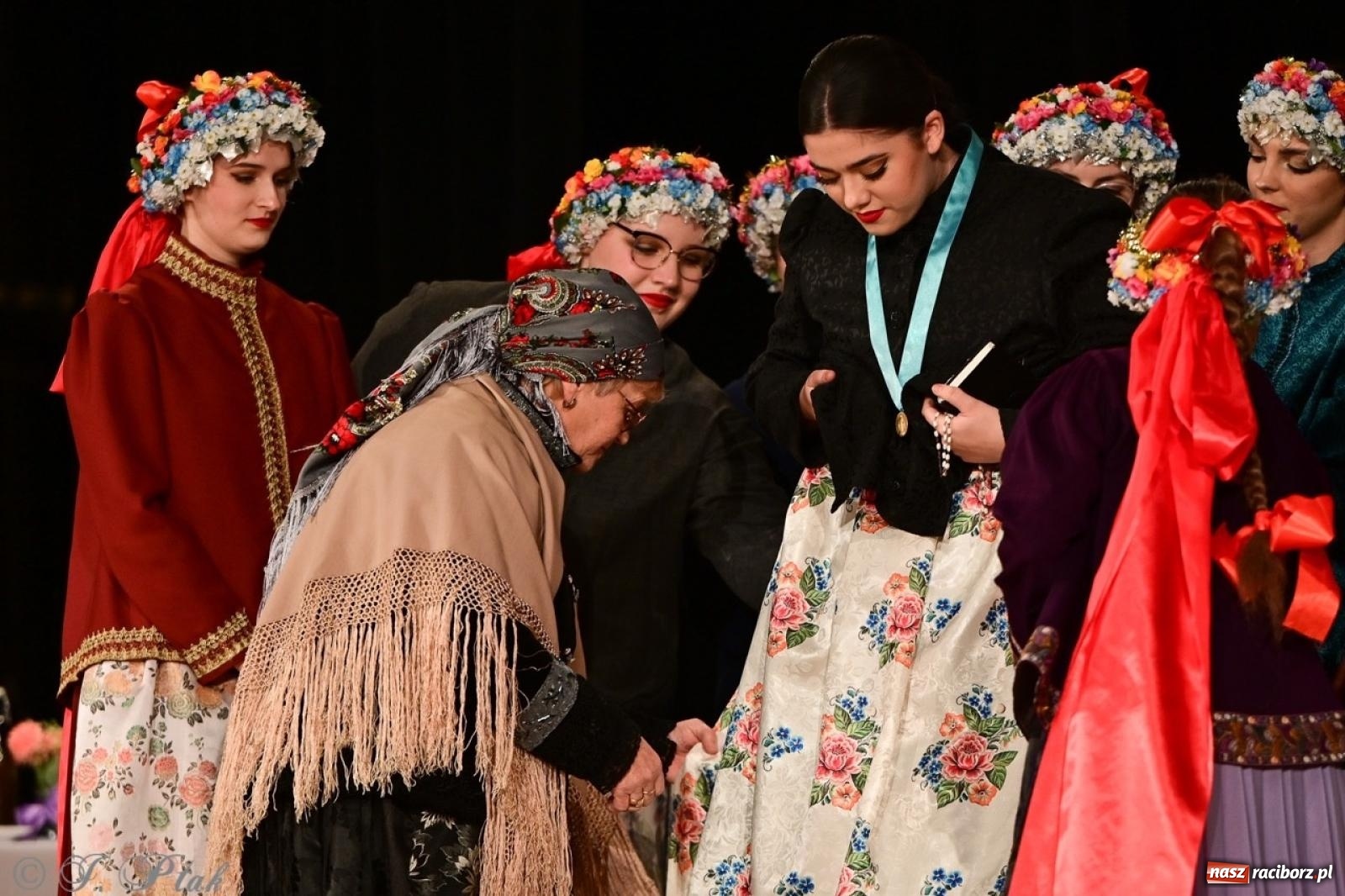 Zdjęcie w galerii na portalu naszraciborz.pl: Raciborzanie wystawili w RCK-u widowisko folklorystyczne Wesele wiadomości z regionu