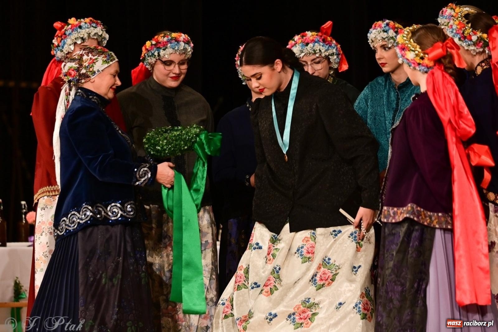 Zdjęcie w galerii na portalu naszraciborz.pl: Raciborzanie wystawili w RCK-u widowisko folklorystyczne Wesele wiadomości z regionu