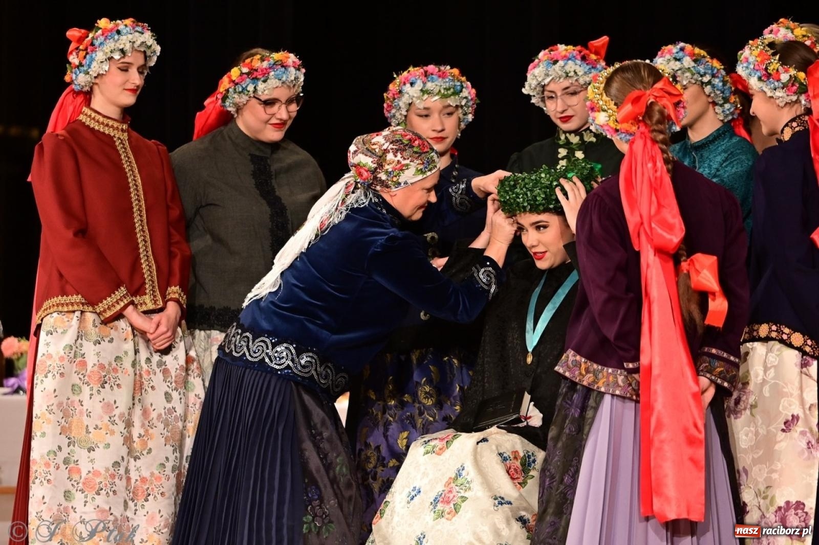 Zdjęcie w galerii na portalu naszraciborz.pl: Raciborzanie wystawili w RCK-u widowisko folklorystyczne Wesele wiadomości z regionu