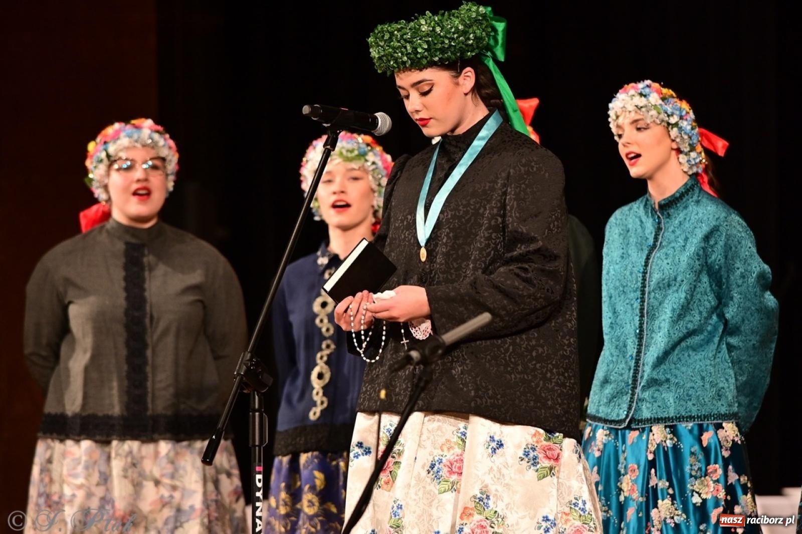 Zdjęcie w galerii na portalu naszraciborz.pl: Raciborzanie wystawili w RCK-u widowisko folklorystyczne Wesele wiadomości z regionu