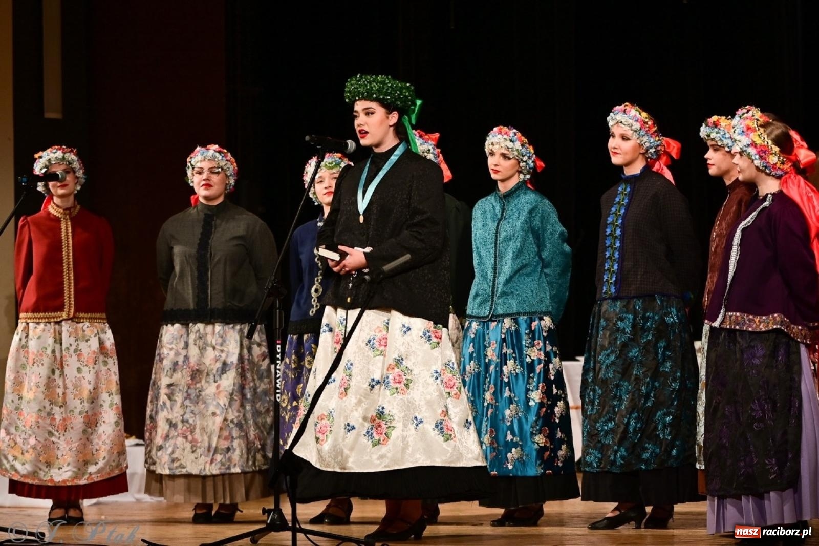 Zdjęcie w galerii na portalu naszraciborz.pl: Raciborzanie wystawili w RCK-u widowisko folklorystyczne Wesele wiadomości z regionu