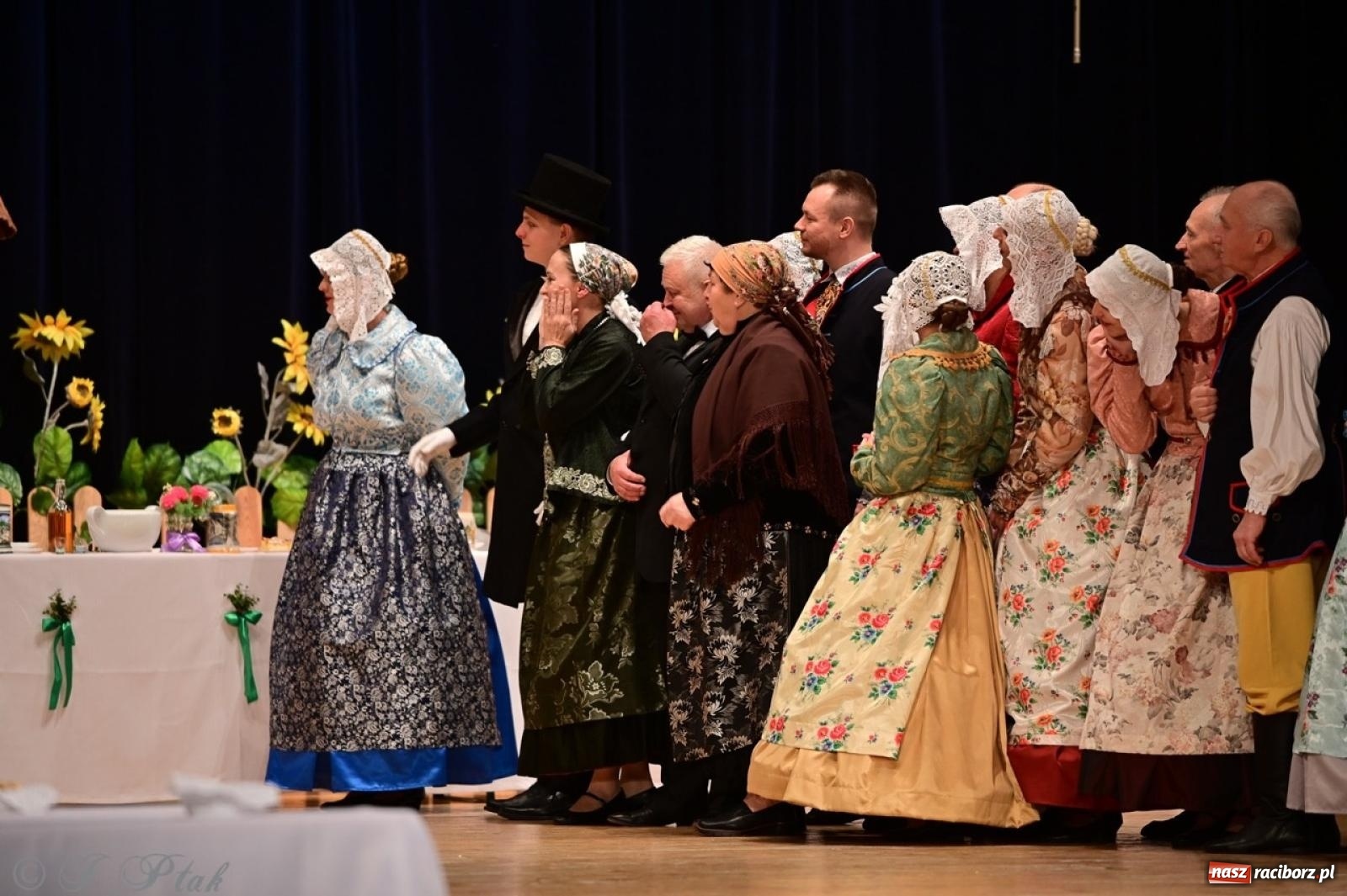 Zdjęcie w galerii na portalu naszraciborz.pl: Raciborzanie wystawili w RCK-u widowisko folklorystyczne Wesele wiadomości z regionu
